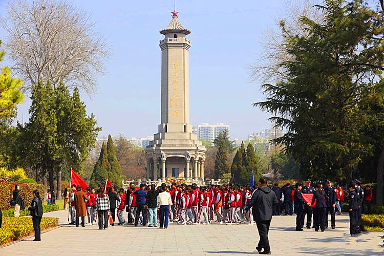 山东临沂：清明时节祭英烈